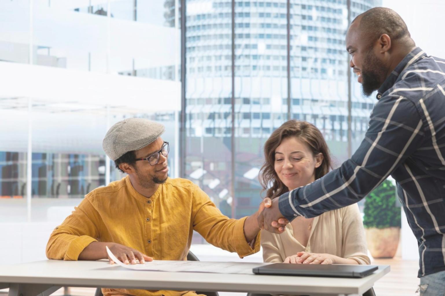 Équipe de travail collaborative sur la gestion budgétaire de projets
